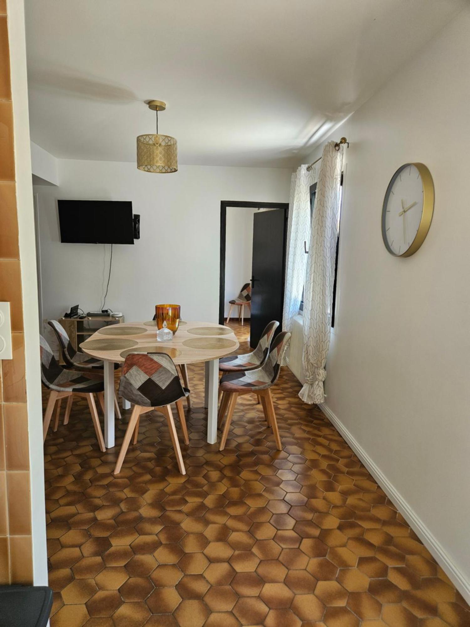 Appartement F3 Meuble Et Equipe แซงต์-ซีเปรียง ภายนอก รูปภาพ
